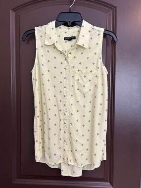 Banana Republic Pale Yellow Sleeveless Button-Front Blouse with Navy Motif Small